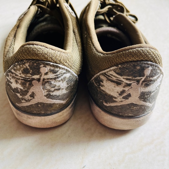 Original Jordan 8.   Size UK 9 - Picture 14 of 15